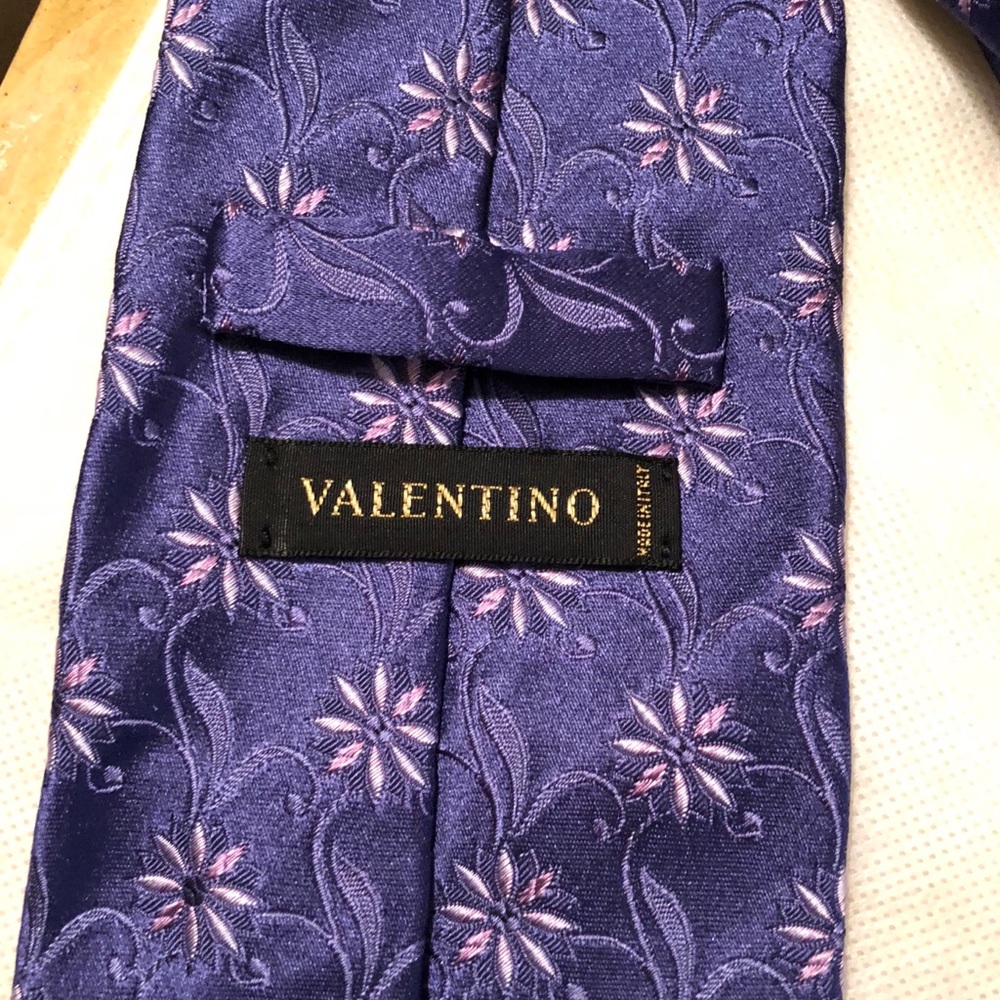 Men’s Valentino tie